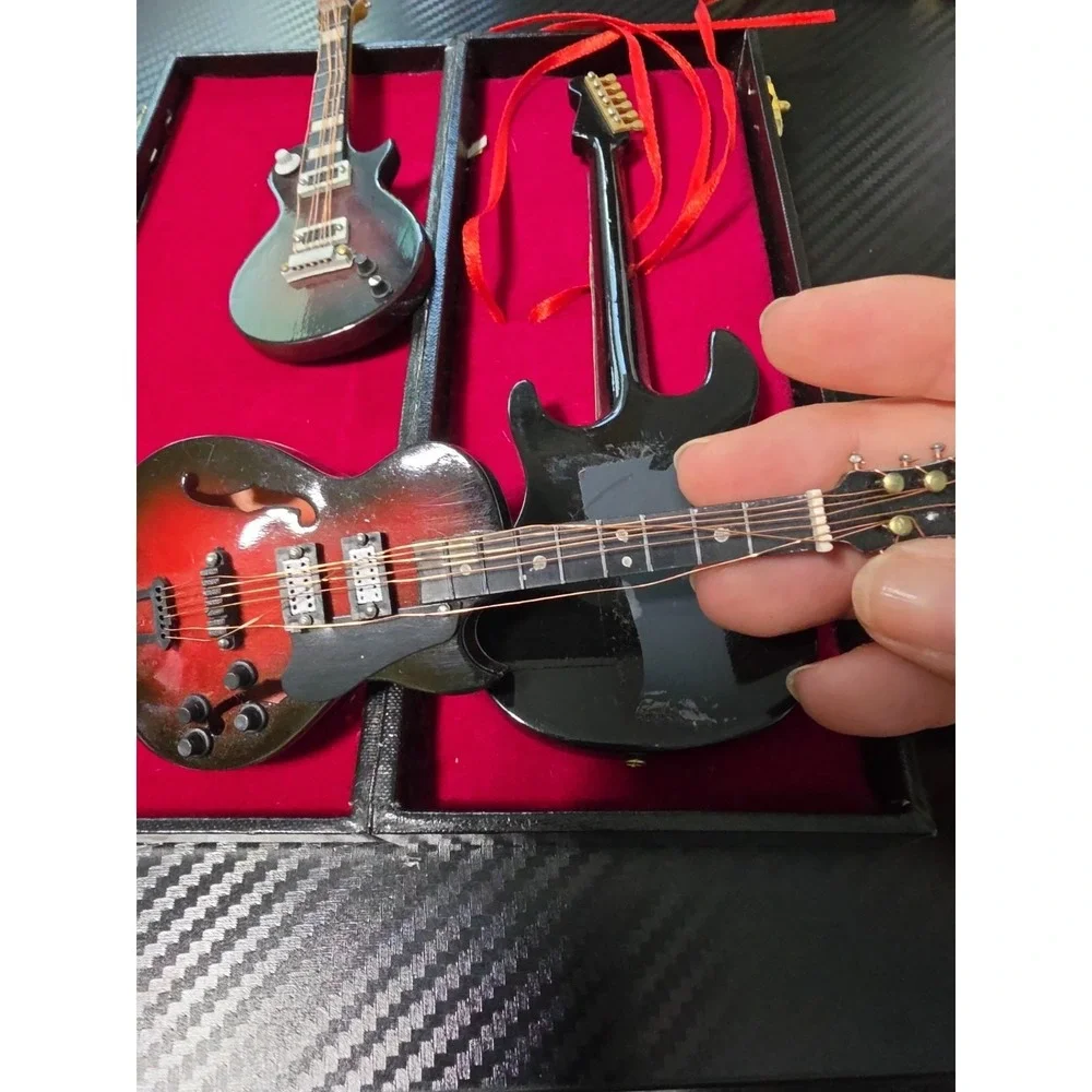 **Must See**Lot Of 3 Miniature Guitars - Picture 4 of 7